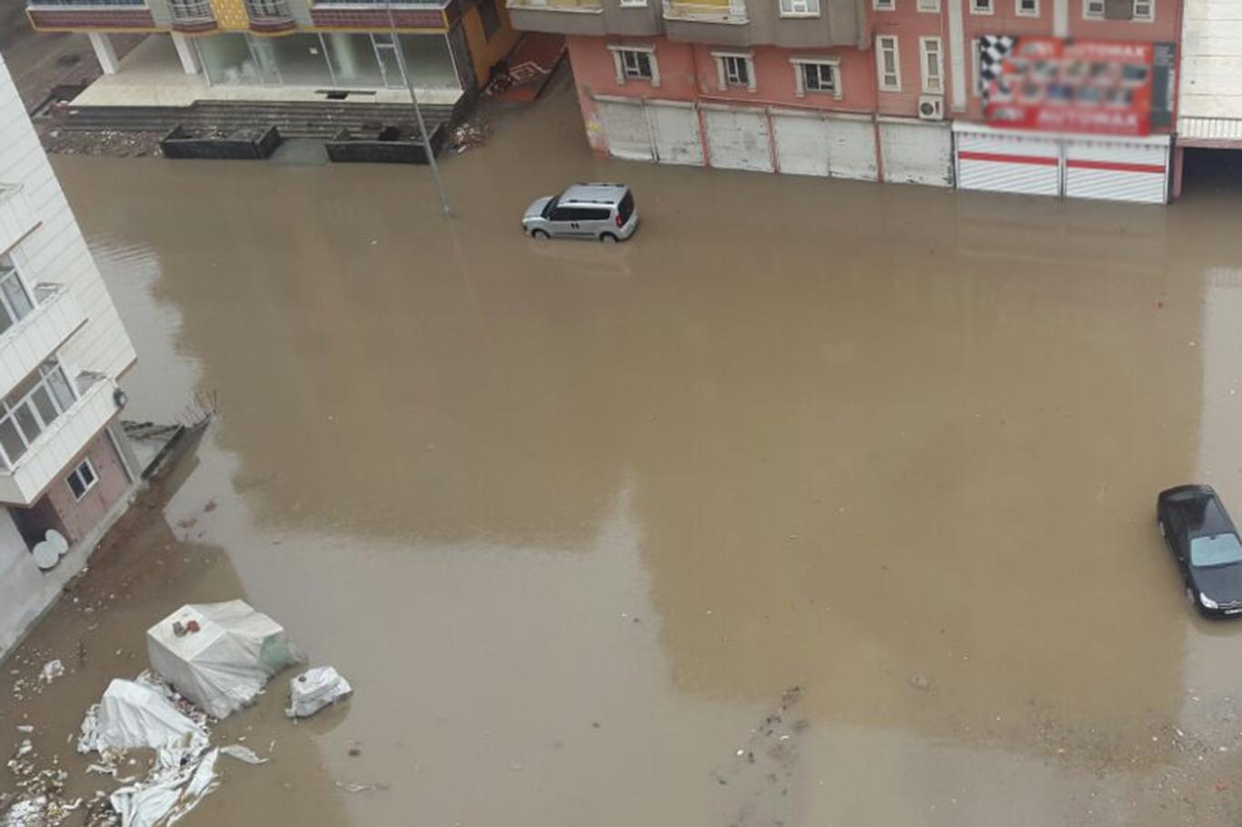 Batman’da araçlar ve işyerleri sular altında kaldı Batman’da araçlar ve işyerleri sular altında kaldı